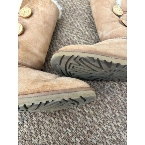 UGG boots with buttons - Picture 4 of 10